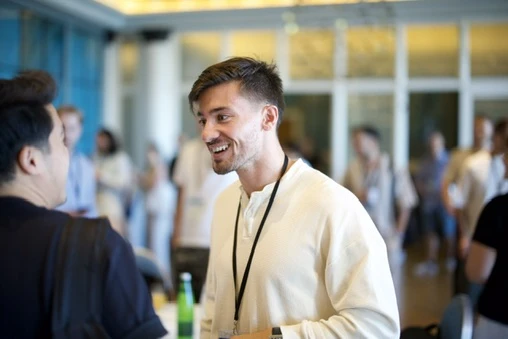 Jérémy Vega, souriant, en discussion lors d'un événement